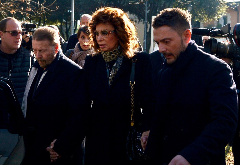 الممثلة صوفيا لورين تتوسط سينمائيين وممثلين خلال جنازة المخرج الايطالي ايتوري سكولا