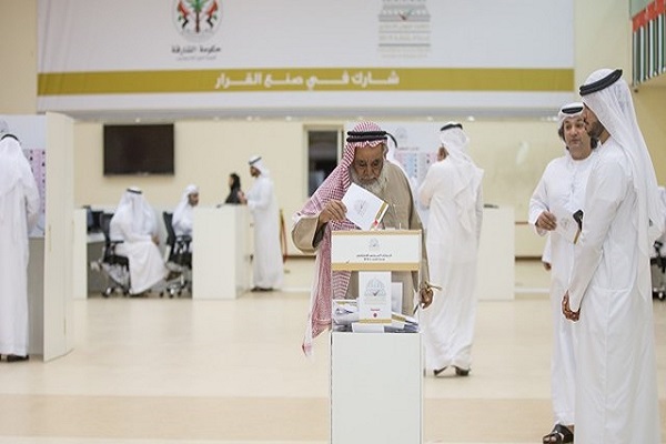 اماراتي يدلي بصوته