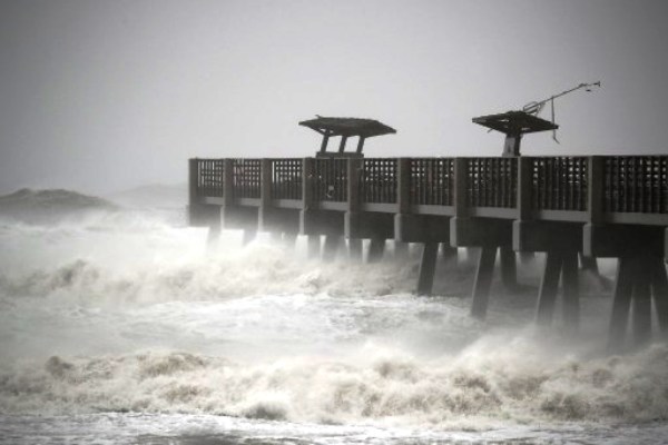 الاعصار ماثيو يتمدد على الساحل الشرقي للولايات المتحدة رغم تراجع قوته