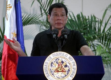 رئيس الفيليبين يرفض التراجع عن دعوته لقتل الملايين