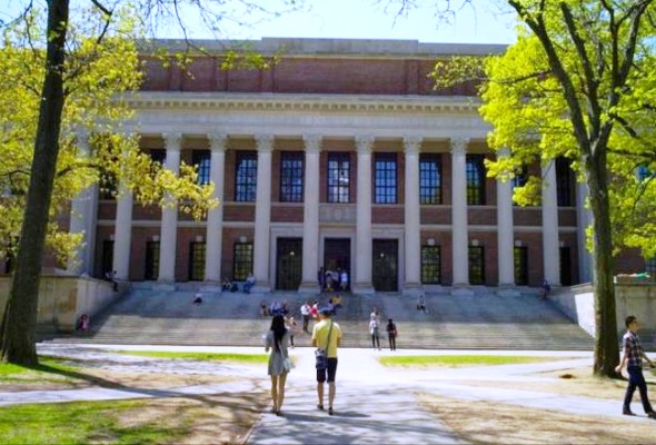 مدخل جامعة هارفارد الأميركية