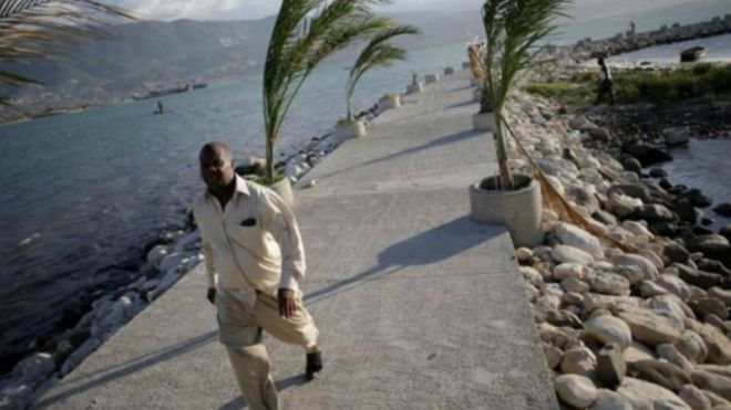الإعصار ماتيو يوقع أول ضحية في هايتي ويتجه إلى الكاريبي