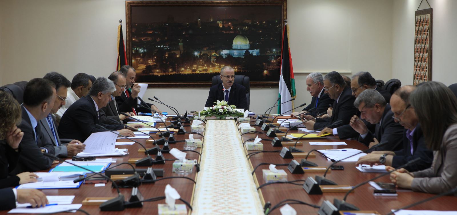 الحكومة الفلسطينية تقرر تأجيل الانتخابات البلدية وحماس ترفض