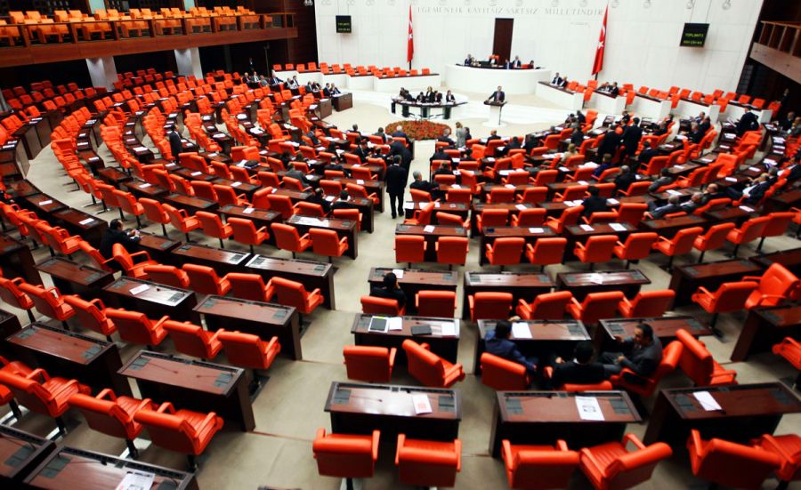 البرلمان التركي يمدد لعام تفويض الجيش التدخل في العراق وسوريا