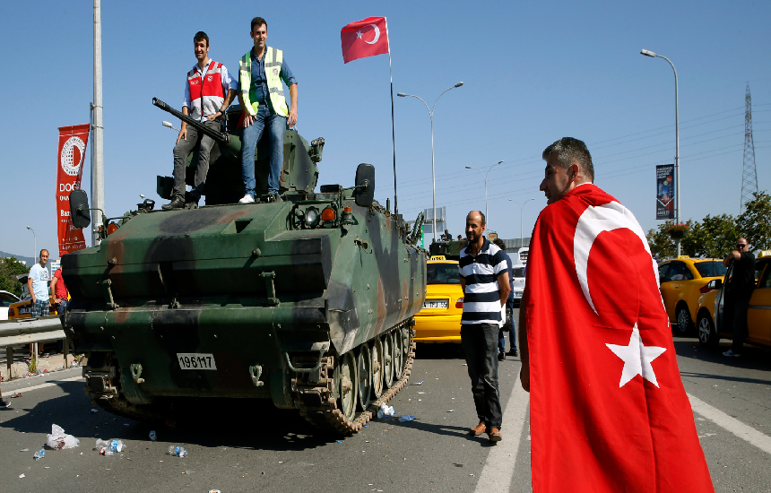مفوض أوروبي يدعو تركيا إلى رفع الطوارئ سريعًا