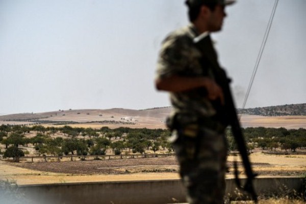 مقتل 20 مقاتلا معارضا بتفجير على الحدود السورية التركية