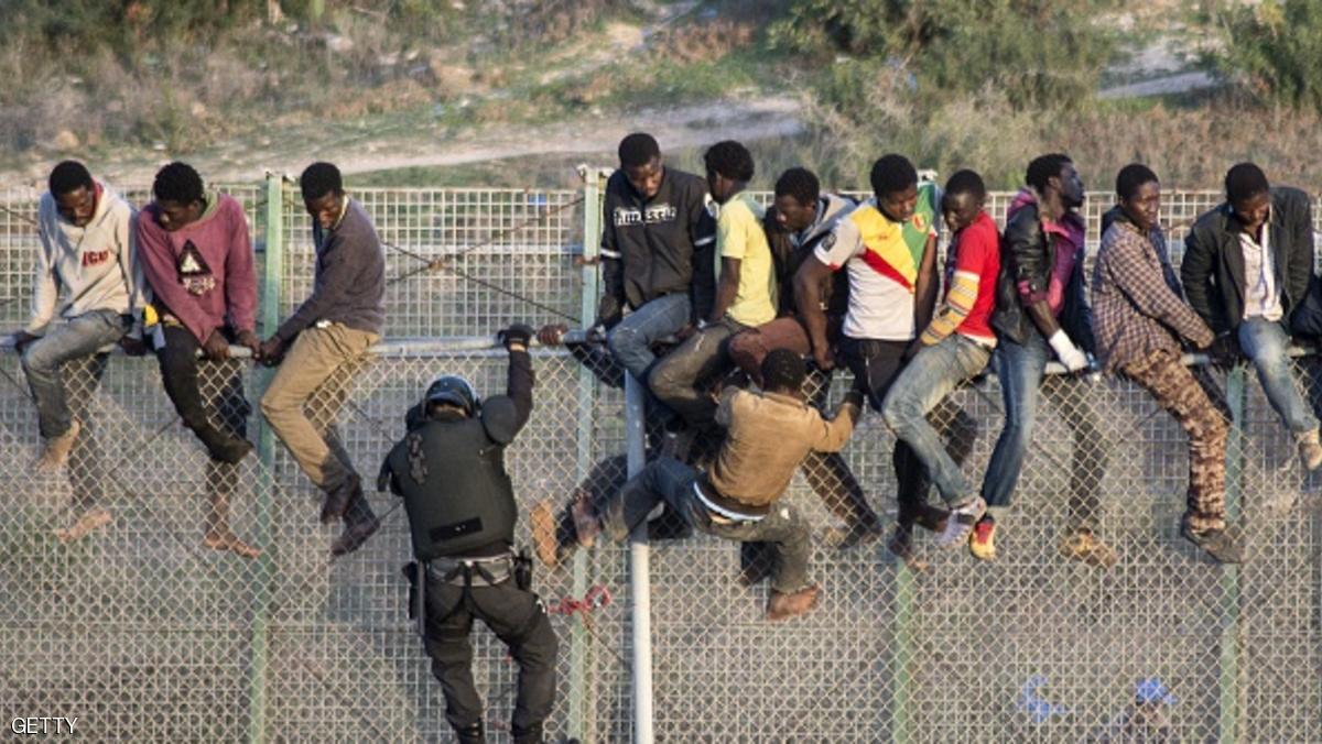 100 مهاجر يجتازون السياج الحدودي في مليلية المحتلة