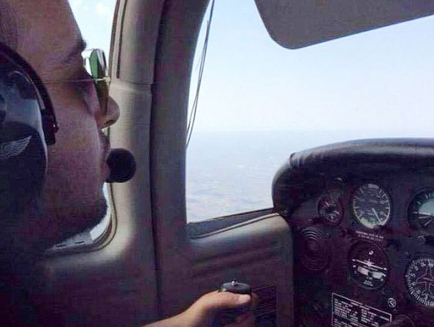 الطيار الأردني في قمرة القيادة 