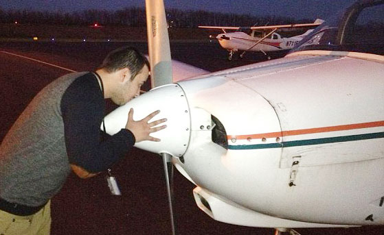 الطيار الأردني يقبل طائرته التي سقطت (فيسبوك) 