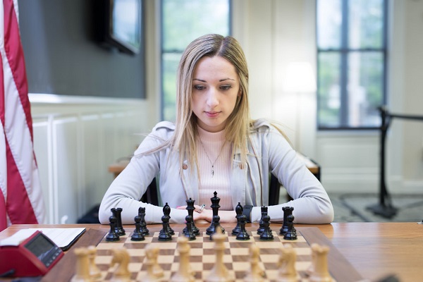 بطلة الشطرنج النسائية الأميركية نازي بايكيدز