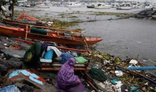 الآلاف يفرون من إعصار في الفلبين