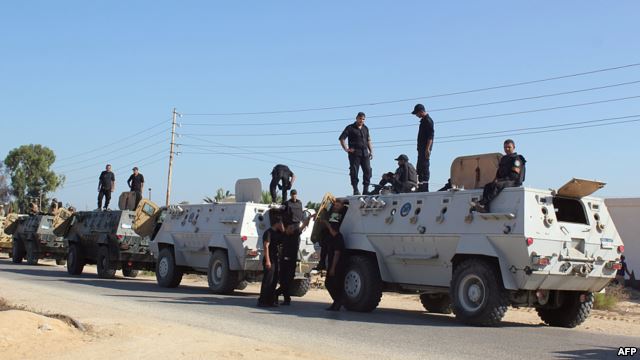 الجيش المصري يقصف المتطرفين في سيناء بعد اعتداء أمس