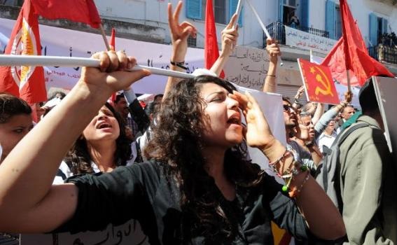 معارضون يتظاهرون في تونس ضد 