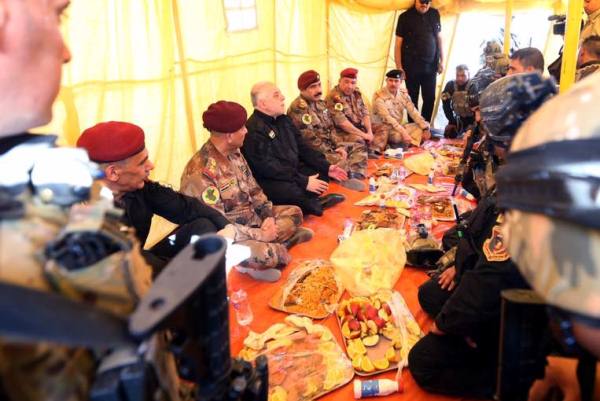 العبادي مجتمعا مع القادة العسكريين لمعركة تحرير الموصل