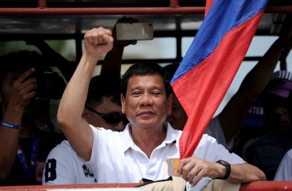 الرئيس الفيليبيني يعلن من بكين انفصاله عن الولايات المتحدة