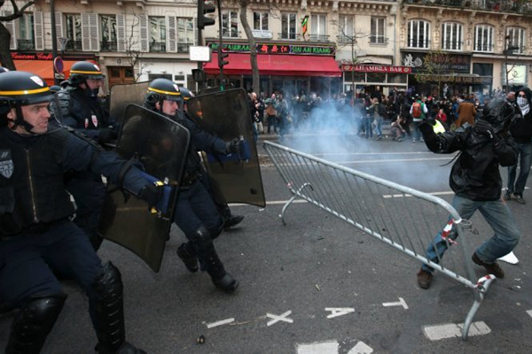 استمرار تظاهرة عناصر الشرطة الغاضبين في فرنسا