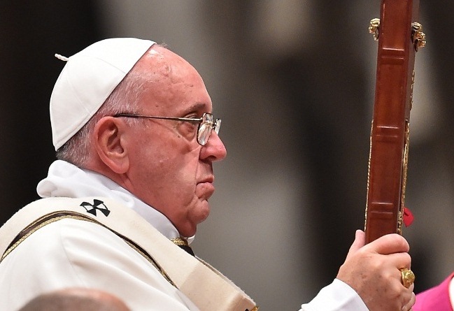 البابا فرنسيس يبكي قتلى العراق ويصلي للسلام