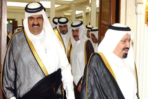 الأمير الأب مع ابنه الأمير السابق حمد بن خليفة 