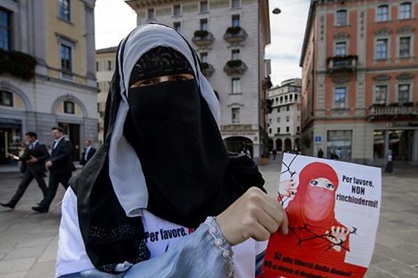 سويسرا: إدانة رب عمل صرف عاملة بعد ارتدائها الحجاب