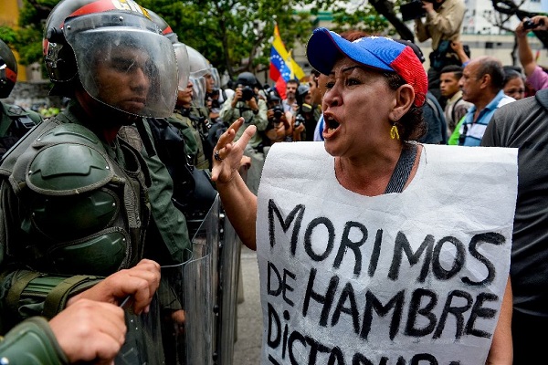 آلاف الفنزويليات يتظاهرن ضد مادورو في كراكاس