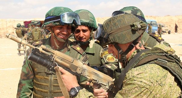 ضباط وجنود مصريون وروس خلال المناورات 