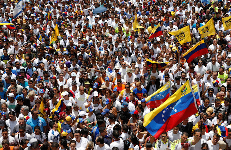البرلمان الفنزويلي يتهم معسكر الرئيس بانقلاب بعد تعليق الاستفتاء