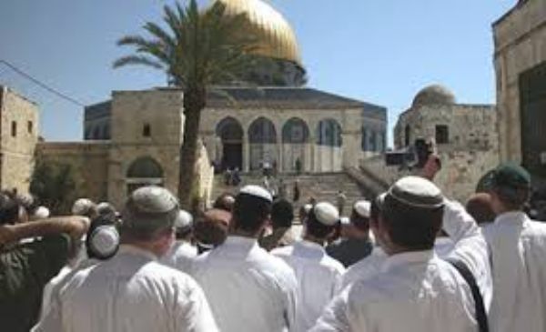 الإفراج عن فلسطينيين اعتقلوا لمشاركتهم مستوطنين في احتفالات دينية