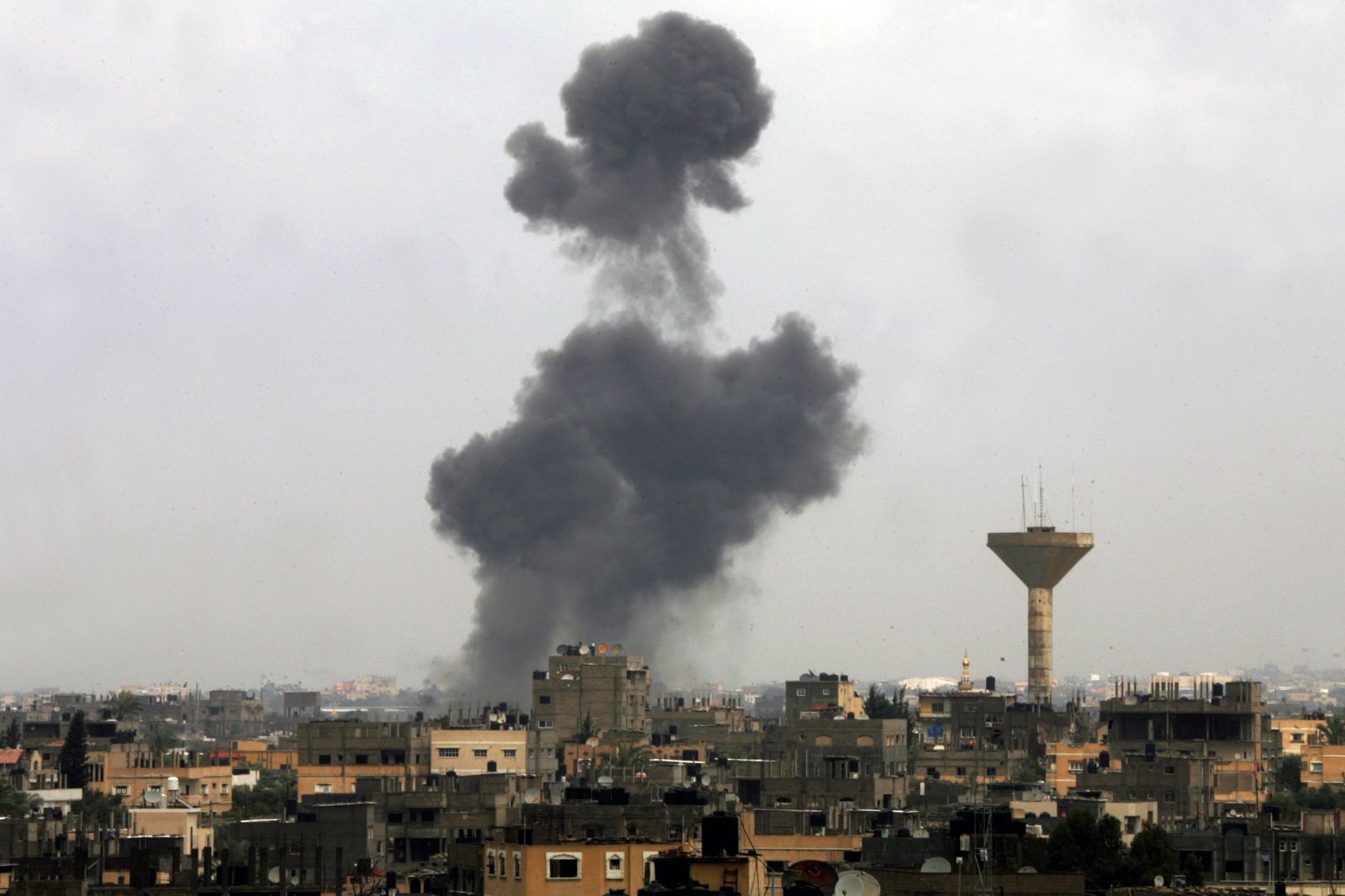 غارة جوية إسرائيلية على قطاع غزة بعد إطلاق صاروخ