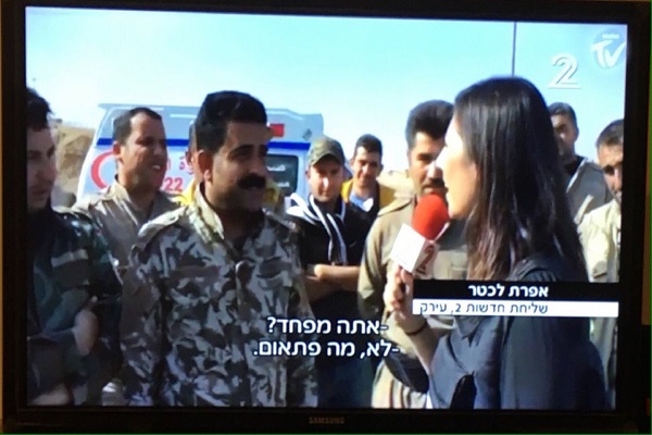 مراسلة اسرائيلية تحاور عسكريين في البيشمركة في جبهة المعارك بالموصل