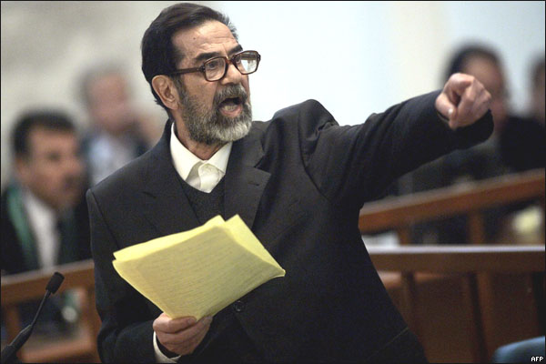 صدام حسين خلال احدى جلسات محاكمته