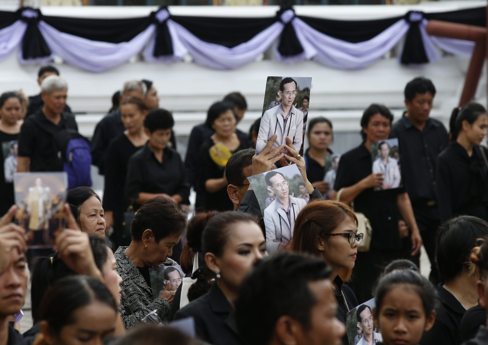 آلاف التايلانديين يتهافتون للانحناء أمام نعش الملك