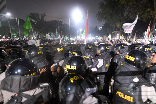 مواجهات عنيفة بين الشرطة ومتظاهرين اسلاميين في جاكرتا