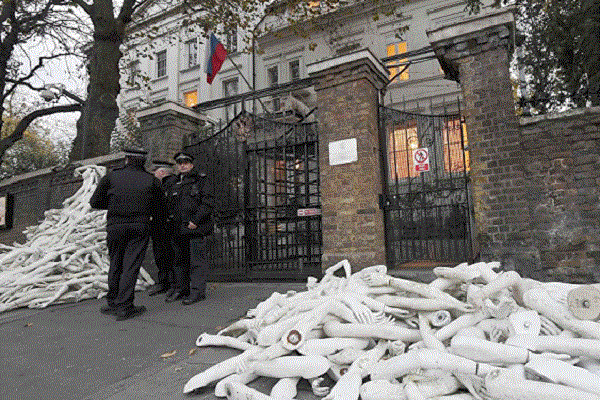 مجسمات بشرية ام سفارة روسيا في لندن 