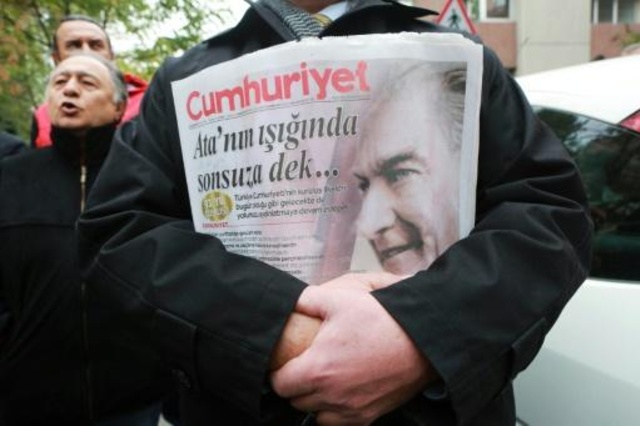 محكمة تركية تأمر بتوقيف تسعة موظفين في صحيفة 