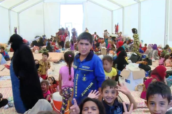 عائلات نازحة من الموصل في أحد المخيمات