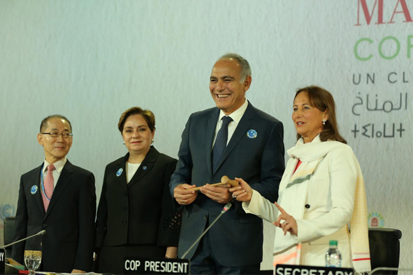 المغرب يتسلم رئاسة مؤتمر المناخ من فرنسا في مراكش