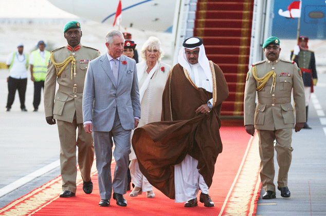 الأمير سلمان في استقبال تشارلز وكاميلا في قاعدة الصخير 