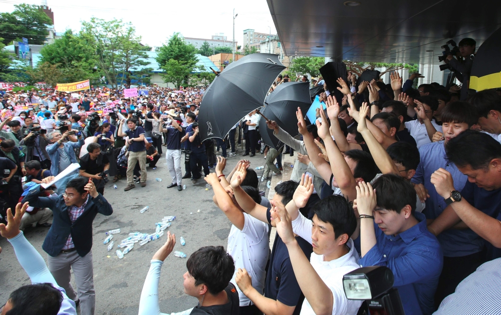 آلاف المتظاهرين يطالبون باستقالة رئيسة كوريا الجنوبية