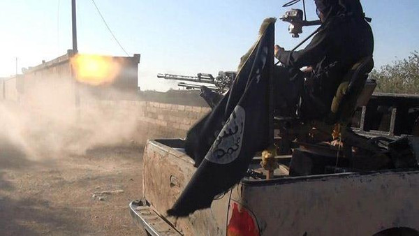 داعش تعزل سكان الرقة جغرافيًا وإعلاميًا