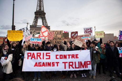 مئات من الاميركيين يتظاهرون في باريس ضد 