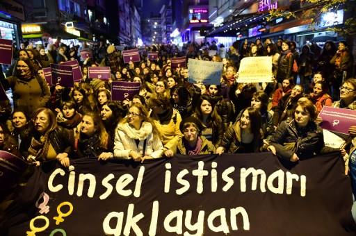 تظاهرات في تركيا ضد قانون يسقط تهمة الاعتداء على قاصر عند الزواج