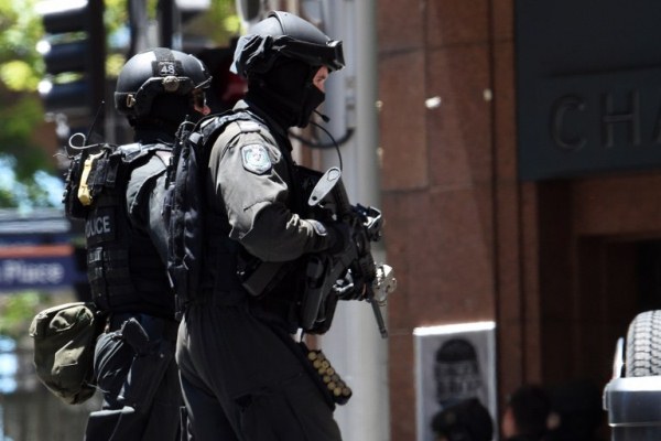 رجل يضرم النار في مصرف أسترالي موقعًا 26 جريحًا