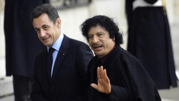 وسيط يتهم ساركوزي بتسلم أموال ليبية أمام المحققين