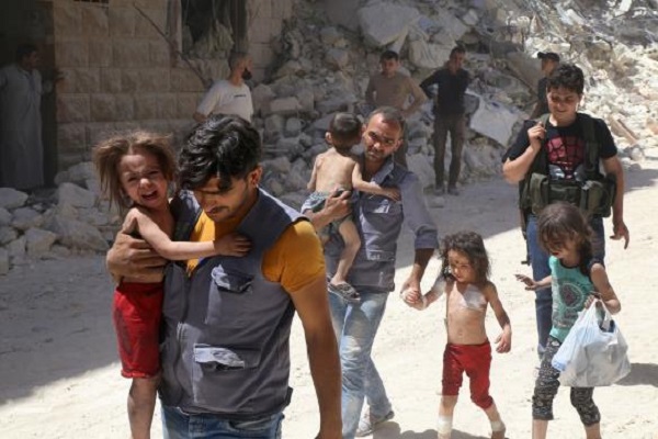 عائلات تحاول الفرار من أحياء حلب المحاصرة