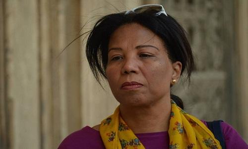 منع ناشطة حقوقية مصرية من السفر وتجميد أموالها