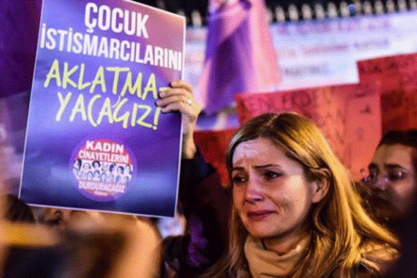نساء تركيا للحزب الحاكم: ارفع يديك عن جسدي