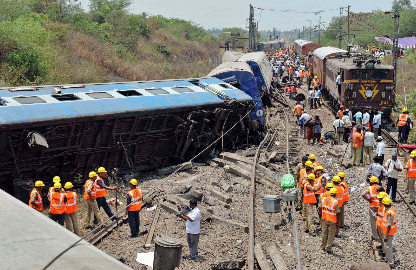 91 قتيلًا في انحراف قطار عن مساره بشمال الهند
