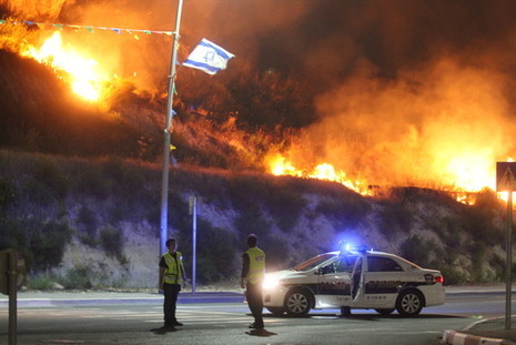 إجلاء مئات المواطنين في مدينة حيفا بسبب حرائق