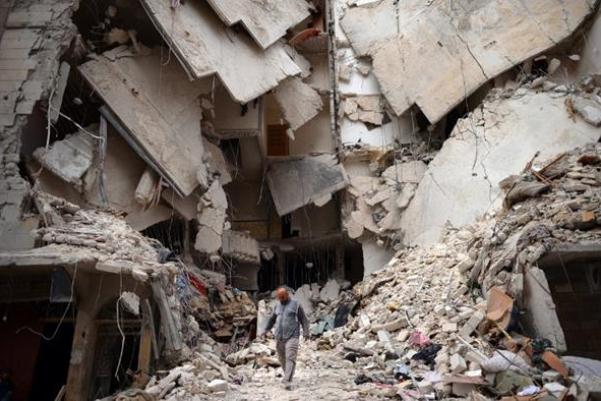 عشرات آلاف المدنيين يفرون من أحياء حلب الشرقية