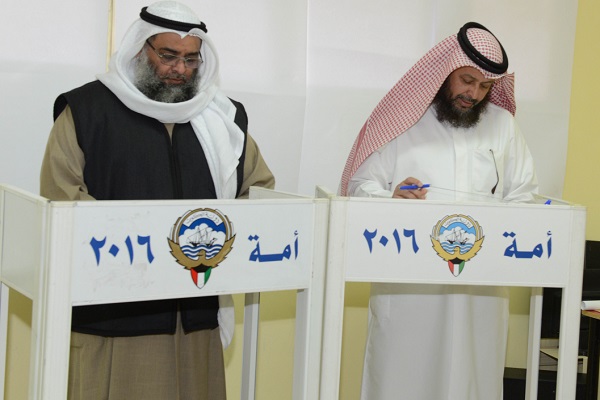 الناخبون الكويتيون في المراكز الانتخابية عند بدء التصويت